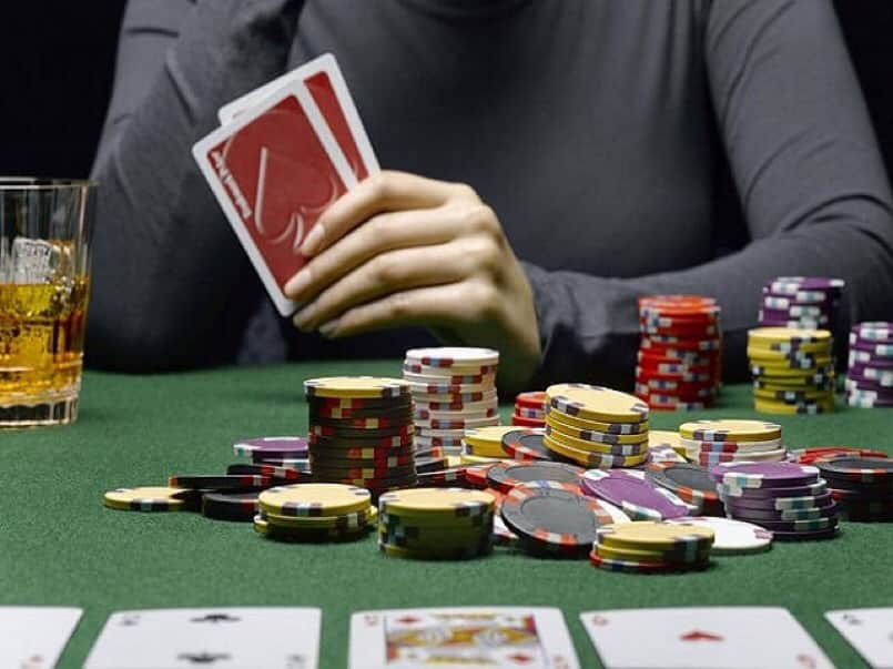 Bluff trong poker là gì và khi nào thực sự cần đến kỹ thuật này?